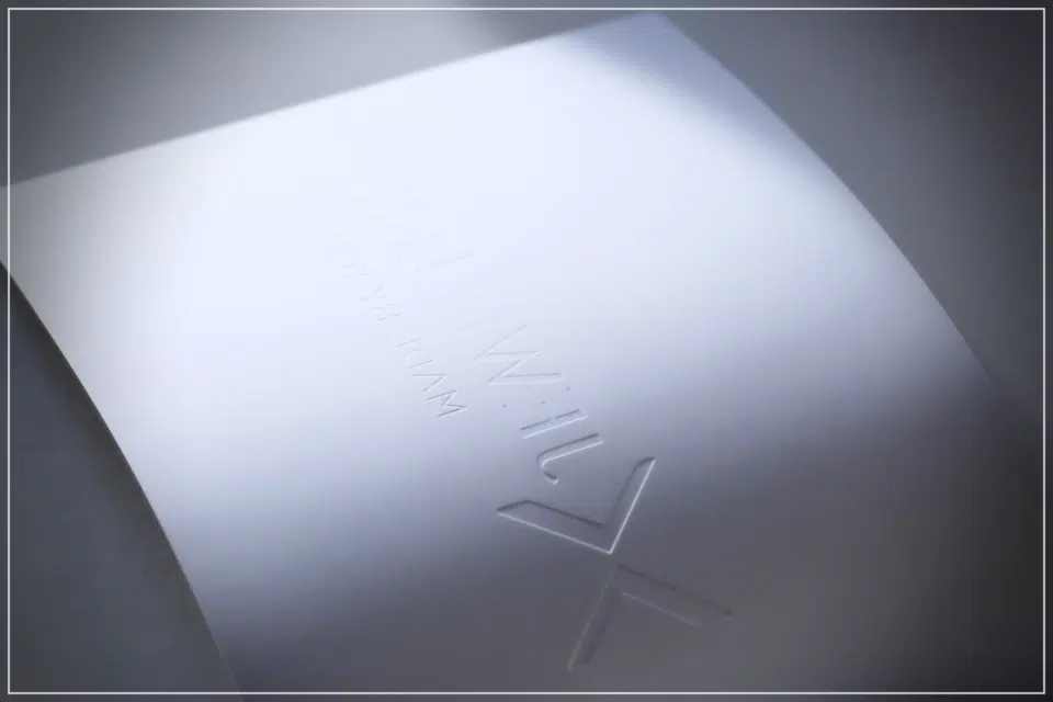 Katalog czarno-biały z tłoczeniem — ujęcie 5