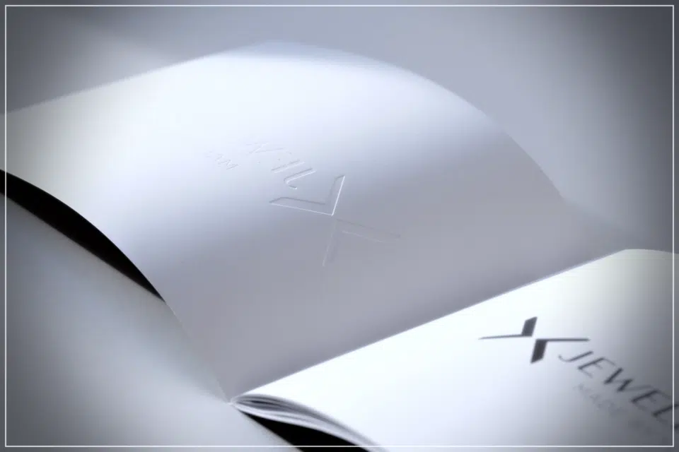 Katalog czarno-biały z tłoczeniem — ujęcie 6